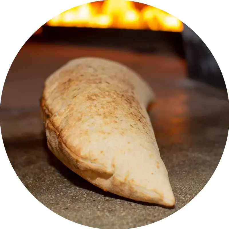 Calzonpizza artigianale fritto de L'Angolo del Calzone