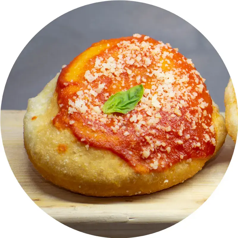 Montanara fritta con sugo di pomodoro e formaggio pecorino